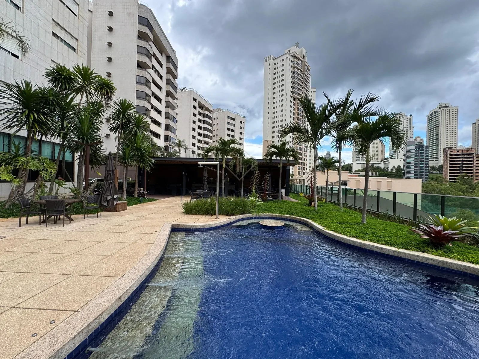 Jardim de entrada · espelho d'água