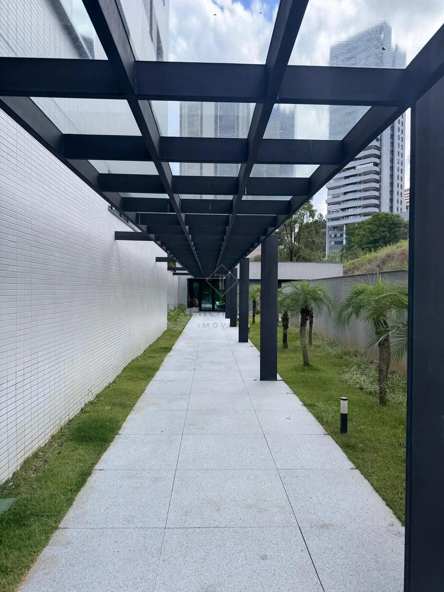 Jardim e acesso coberto