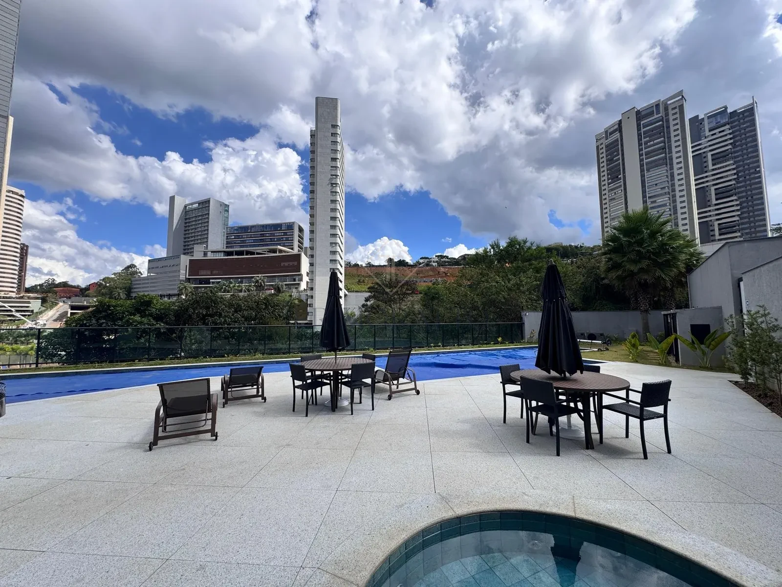 Piscina · deck e área de estar